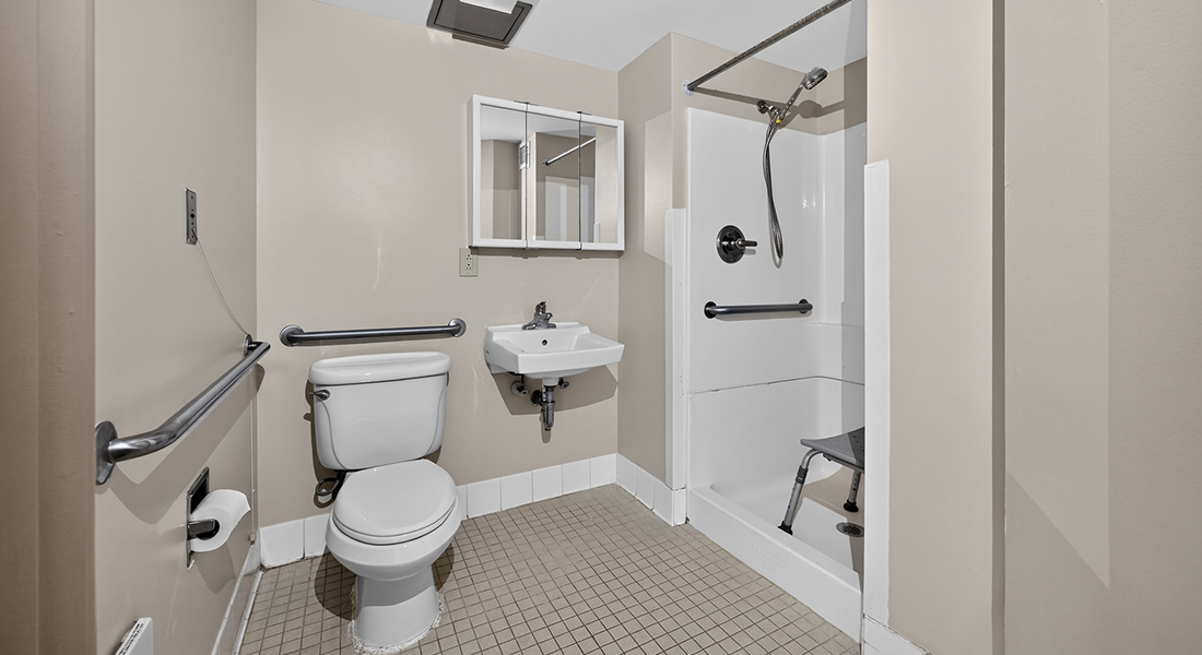 Sunset Gardens bathroom